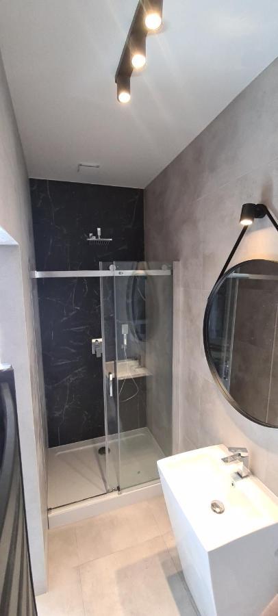 Apartsuites I Sorau Żary Dış mekan fotoğraf A shower enclosure
