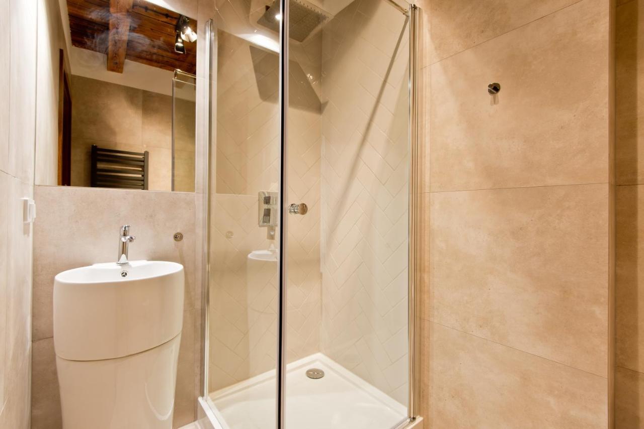 Apartsuites I Sorau Żary Dış mekan fotoğraf A shower cubicle