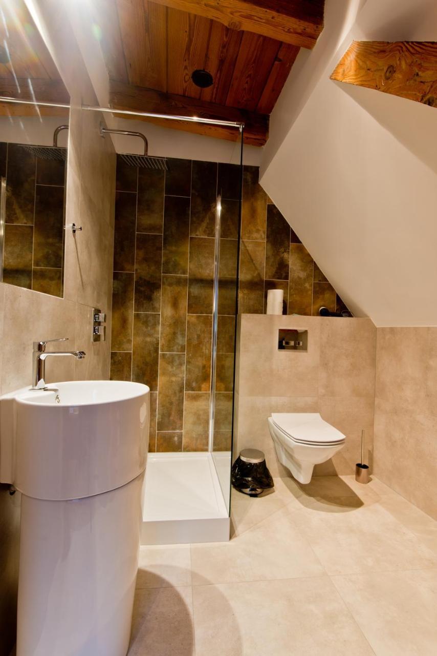 Apartsuites I Sorau Żary Dış mekan fotoğraf A wet room