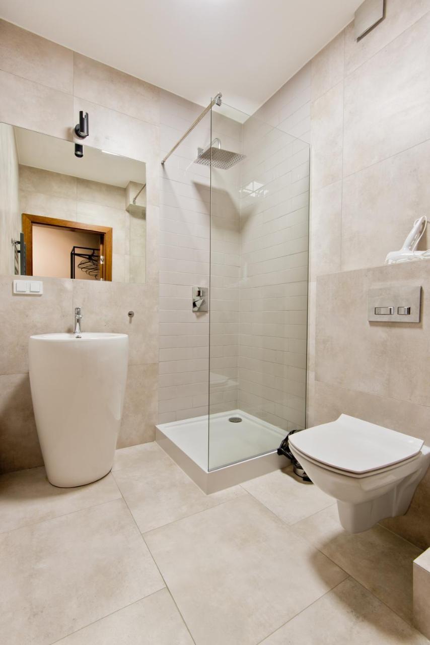 Apartsuites I Sorau Żary Dış mekan fotoğraf A shower cubicle