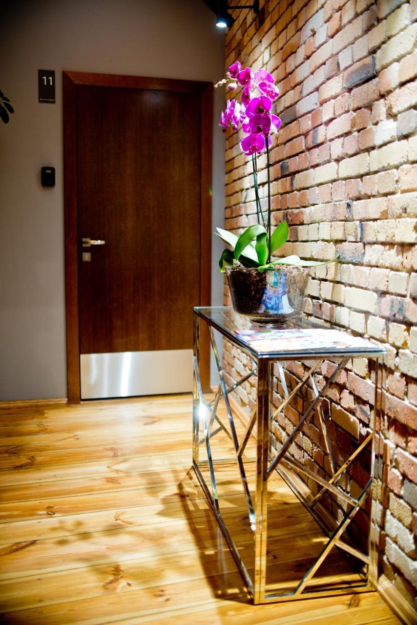 Apartsuites I Sorau Żary Dış mekan fotoğraf A modern console table
