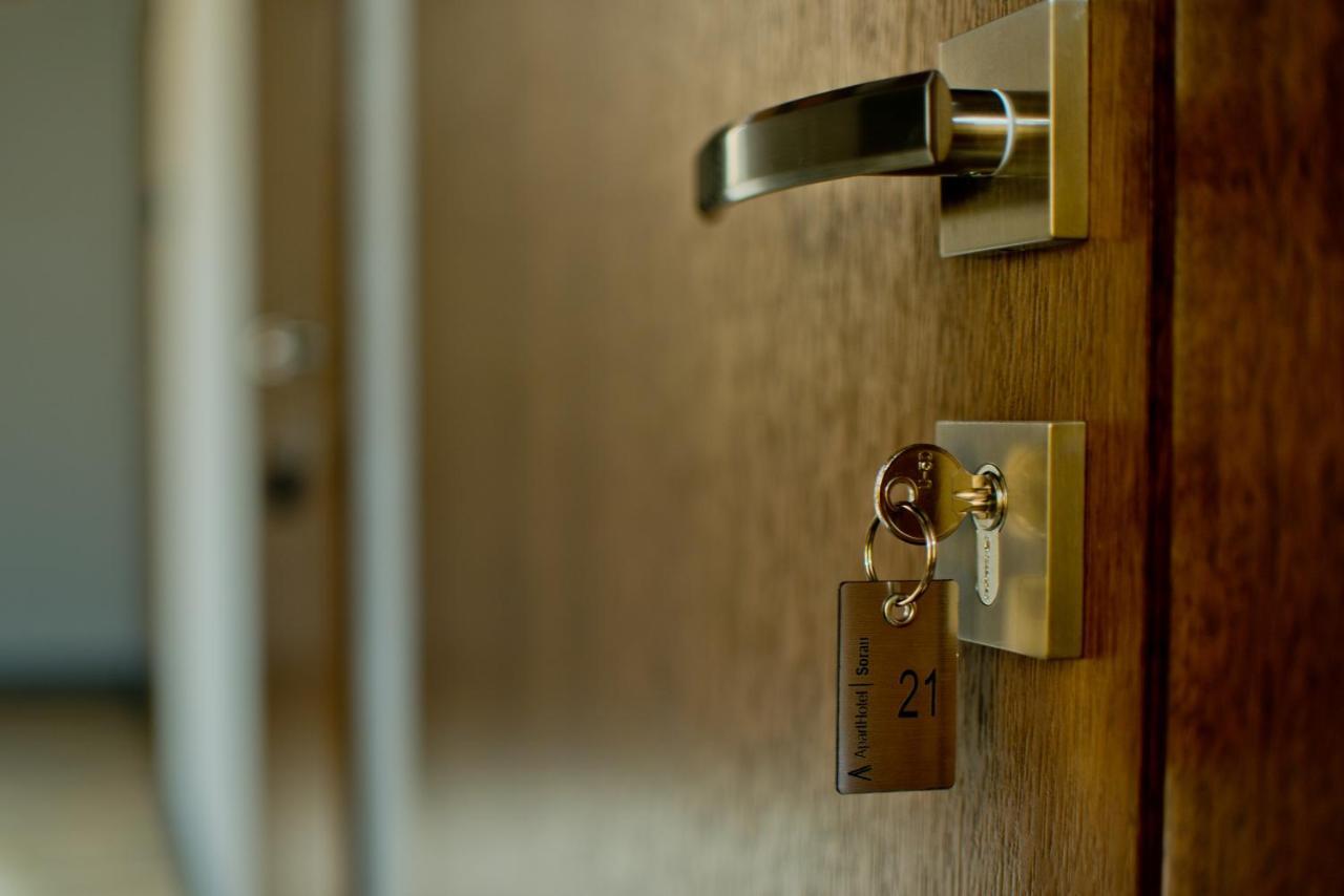 Apartsuites I Sorau Żary Dış mekan fotoğraf A door with a key in the lock