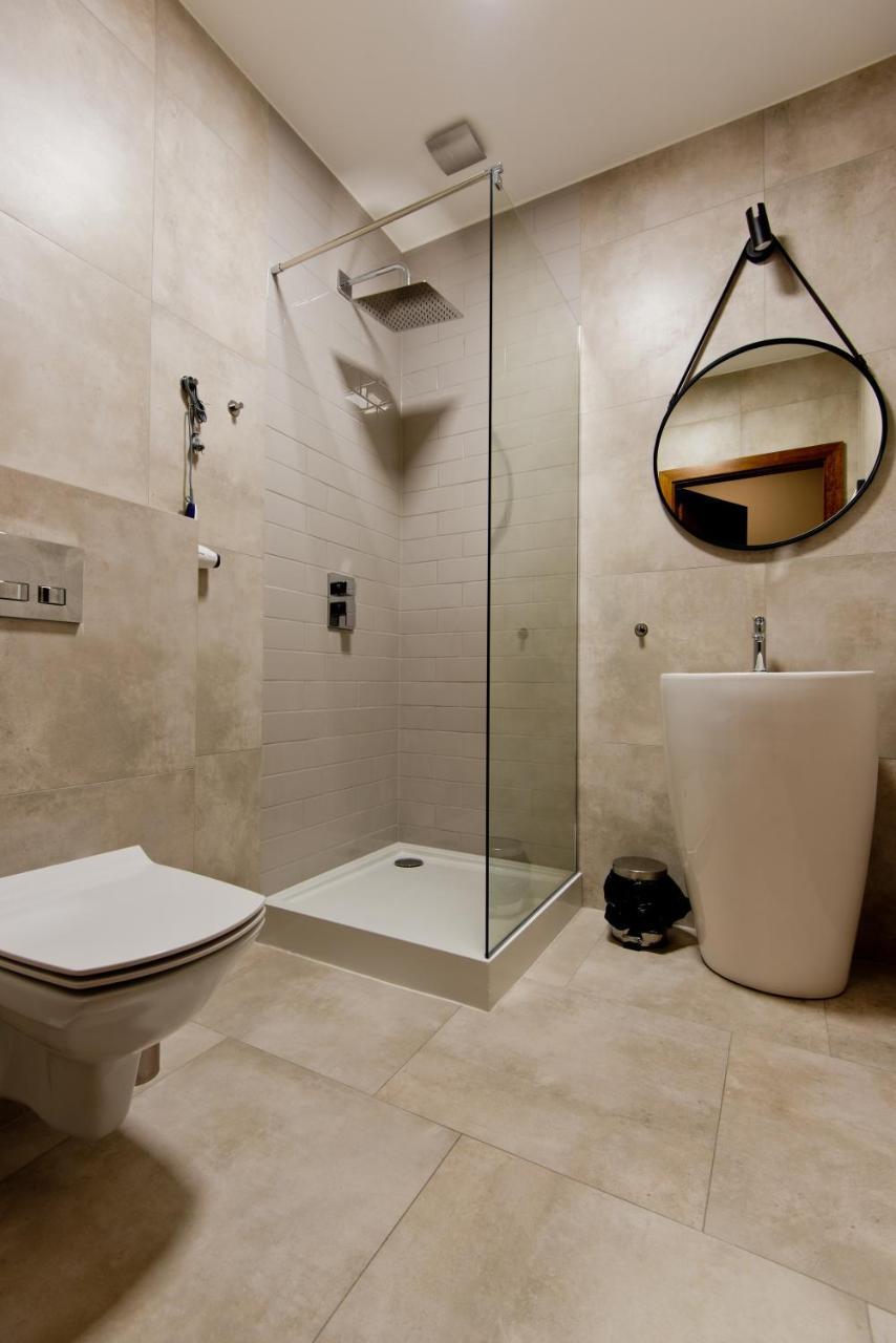 Apartsuites I Sorau Żary Dış mekan fotoğraf A shower cubicle